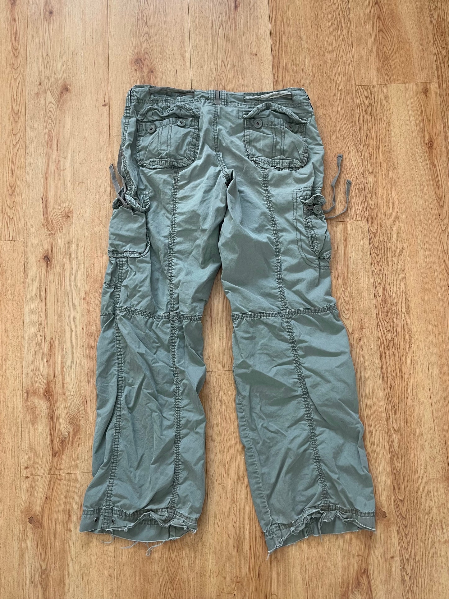 Grunge cargo low rise pants (30”)