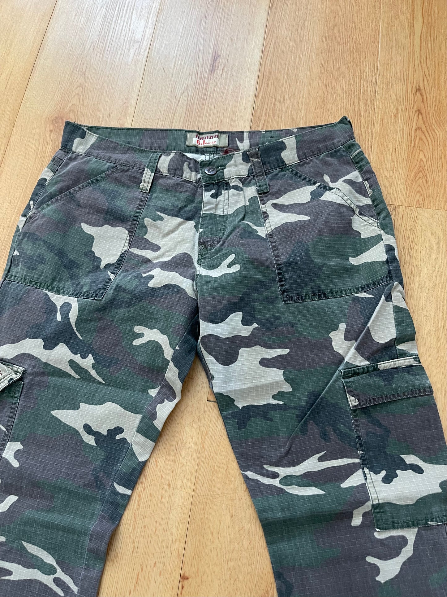 Grunge camo cargo pants (31”)