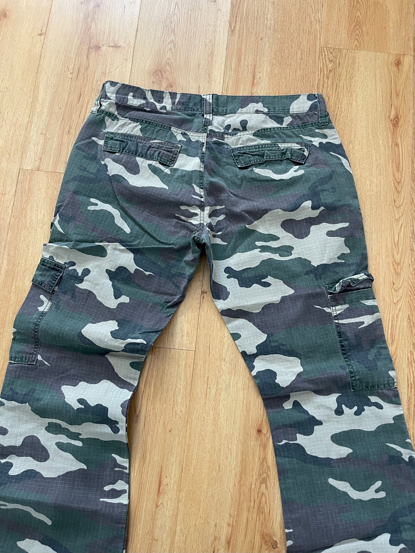 Grunge camo cargo pants (31”)