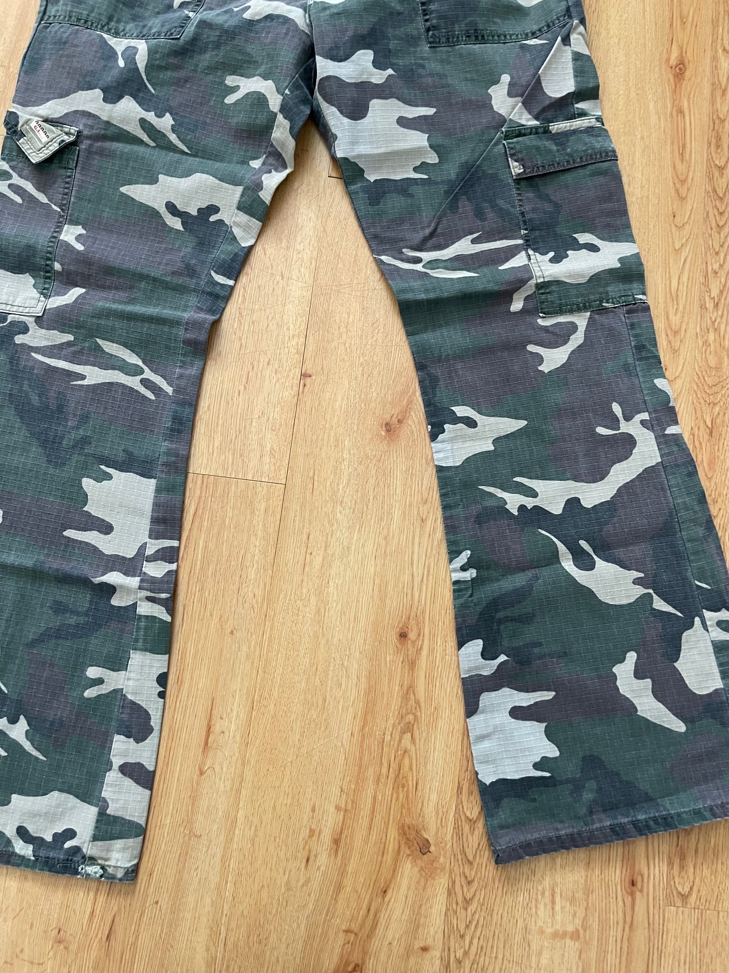 Grunge camo cargo pants (31”)