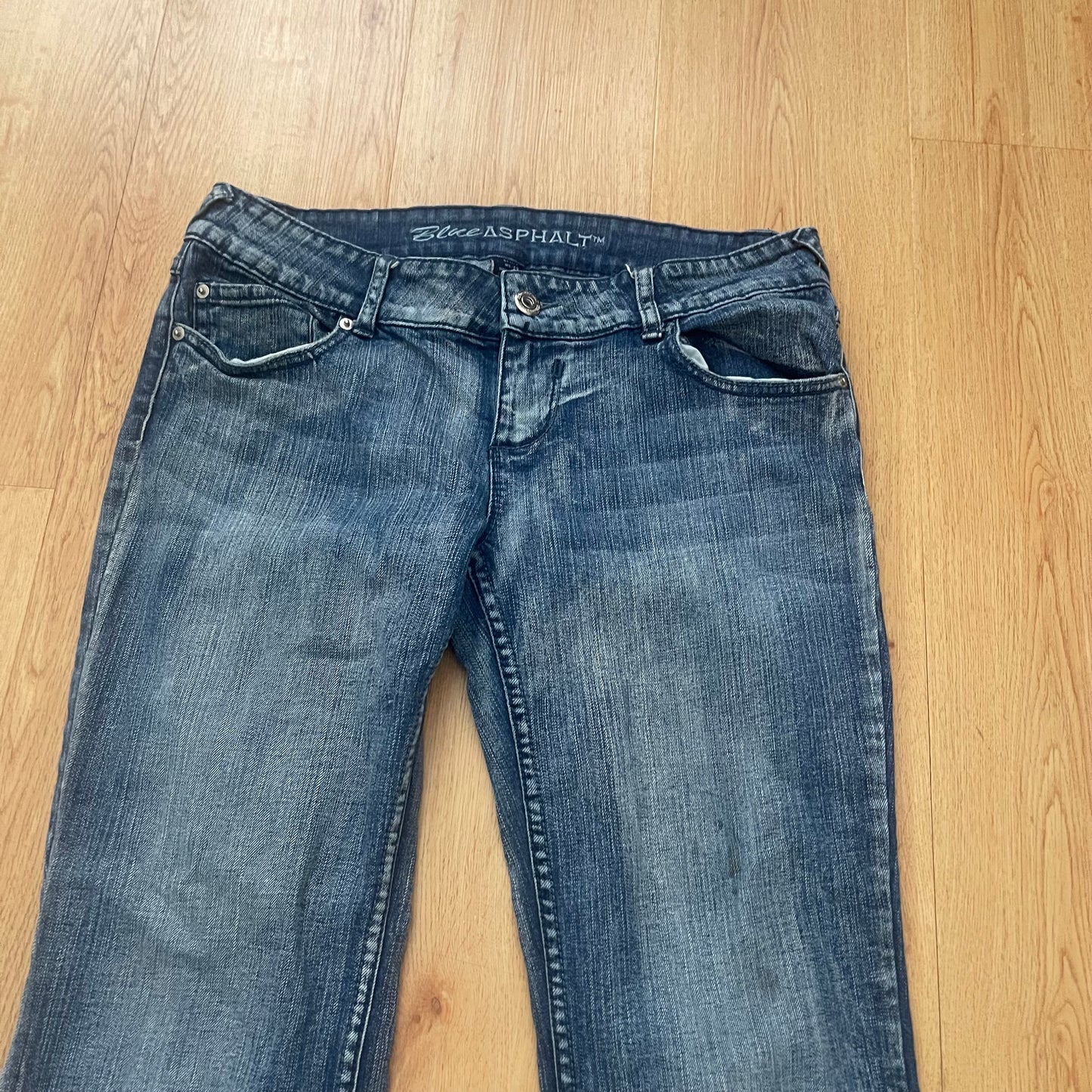 Y2K cuffed low rise jeans (31”)