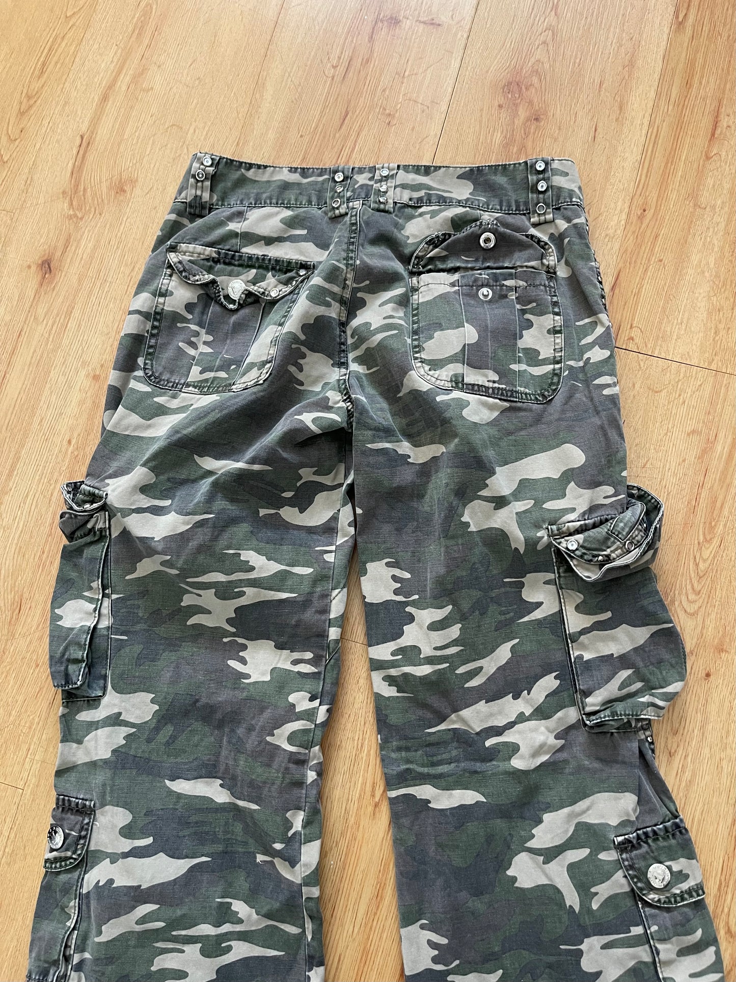 Grunge stud camo cargo pants (S)