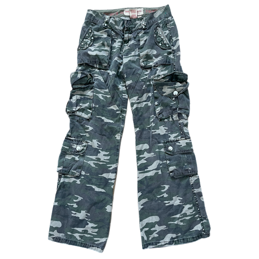 Grunge stud camo cargo pants (S)