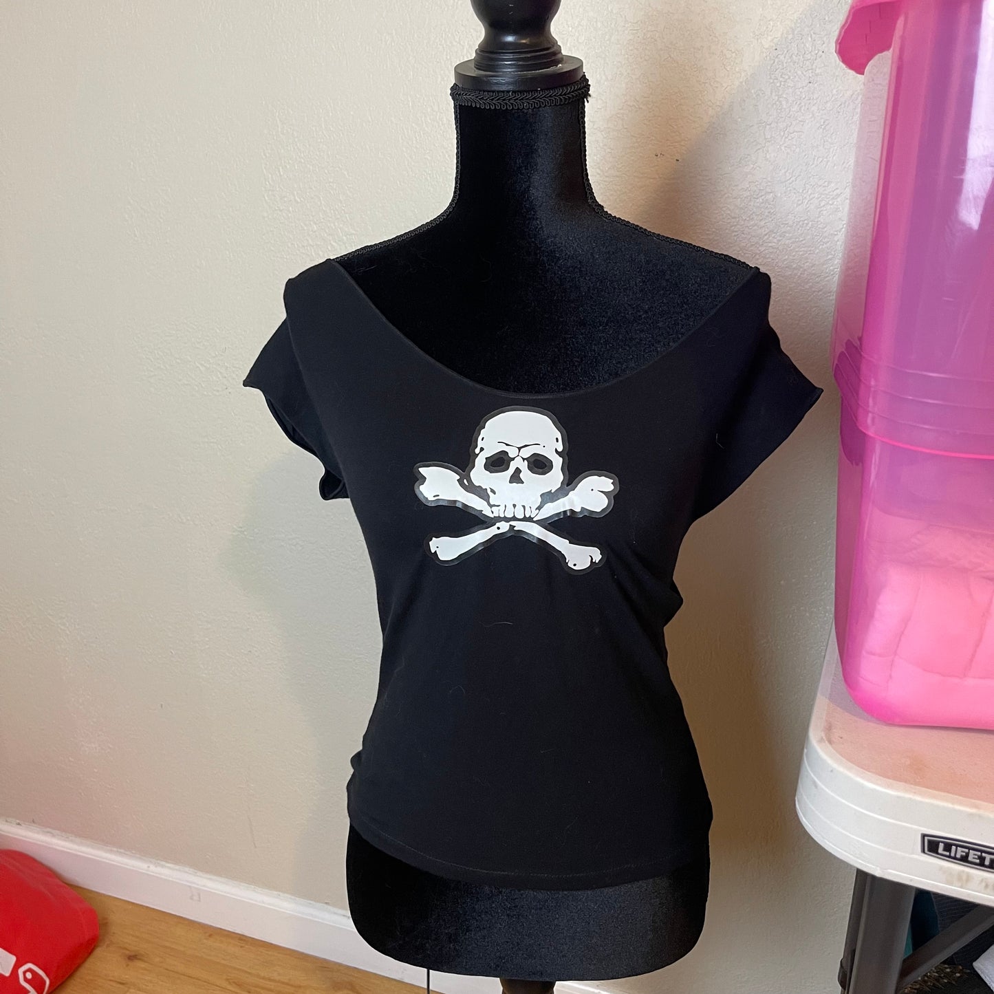 Mallgoth skull off the shoulder top (M)