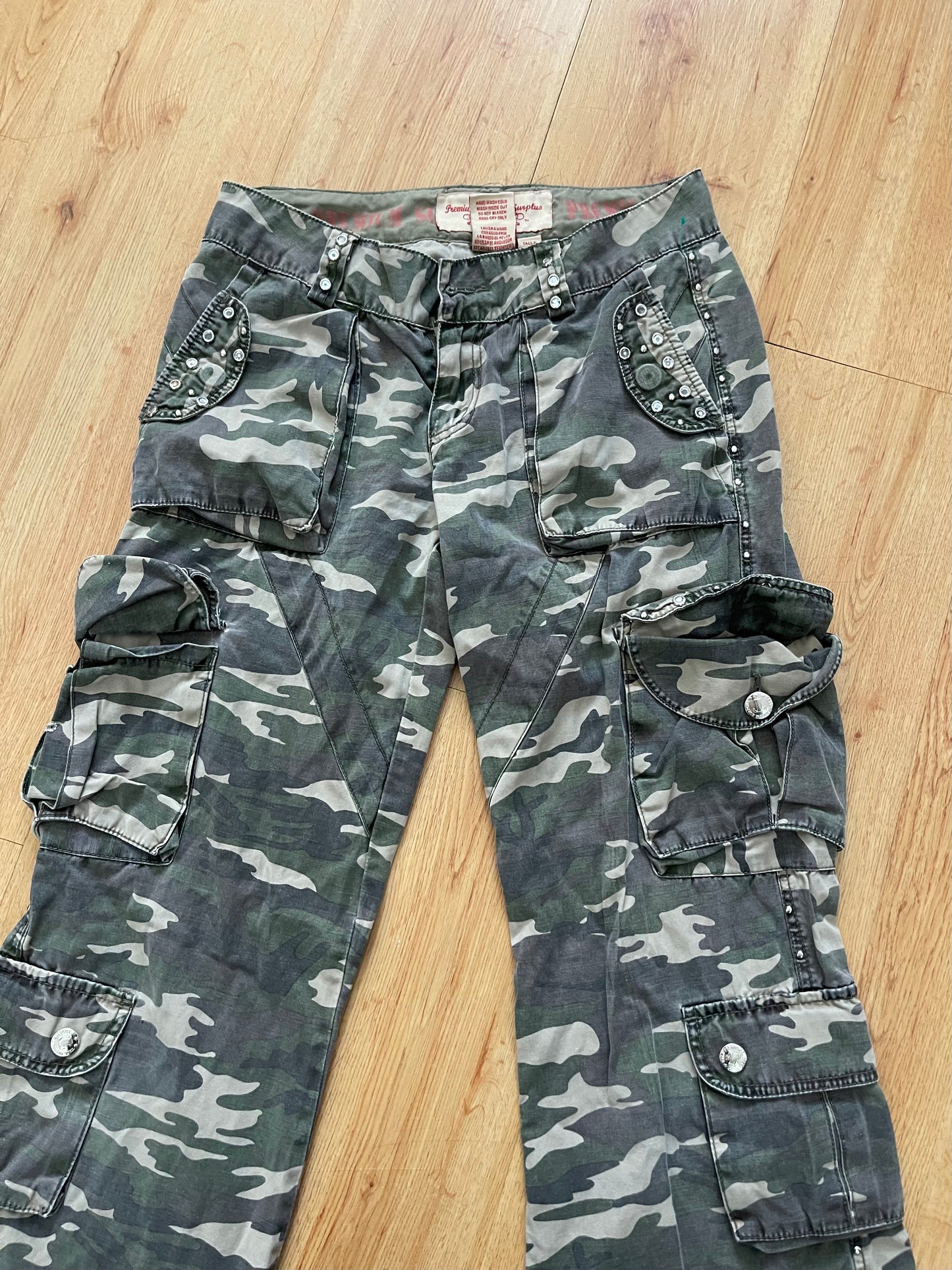 Grunge stud camo cargo pants (S)